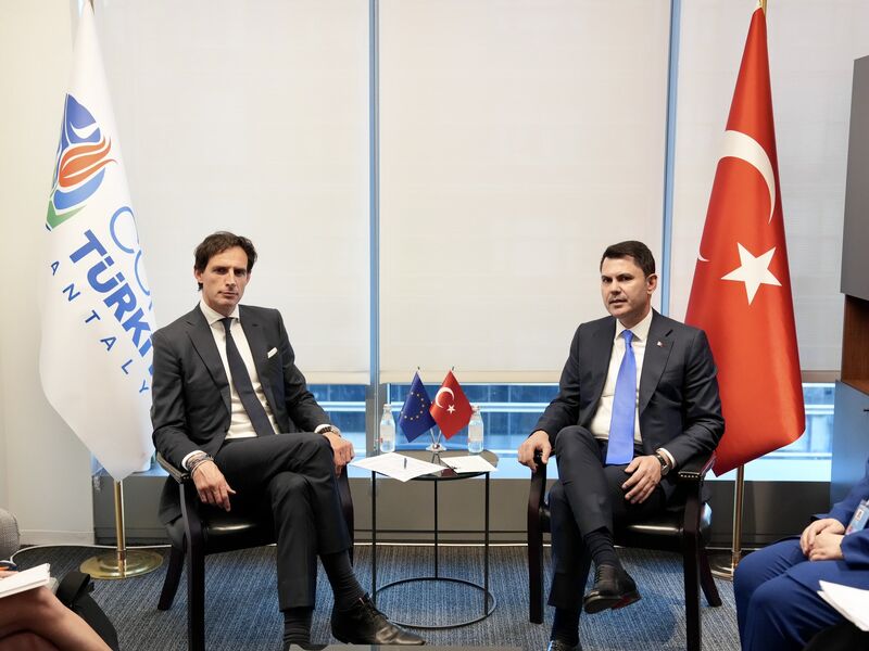 Türkiye-Avrupa Birliği iklim iş birliği ve COP31 hazırlıklarını temsil eden, Türkiye ve AB unsurlarının sürdürülebilirlik, temiz enerji ve yeşil dönüşüm temalarıyla bir araya getirildiği kurumsal görsel.